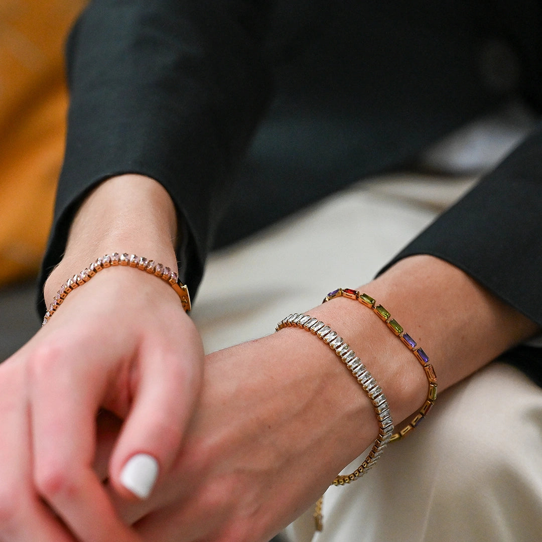 Wasserfestes Damen Armband Gold mit bunten Zirkonia. Farbecht, hypoallergen, langlebig.