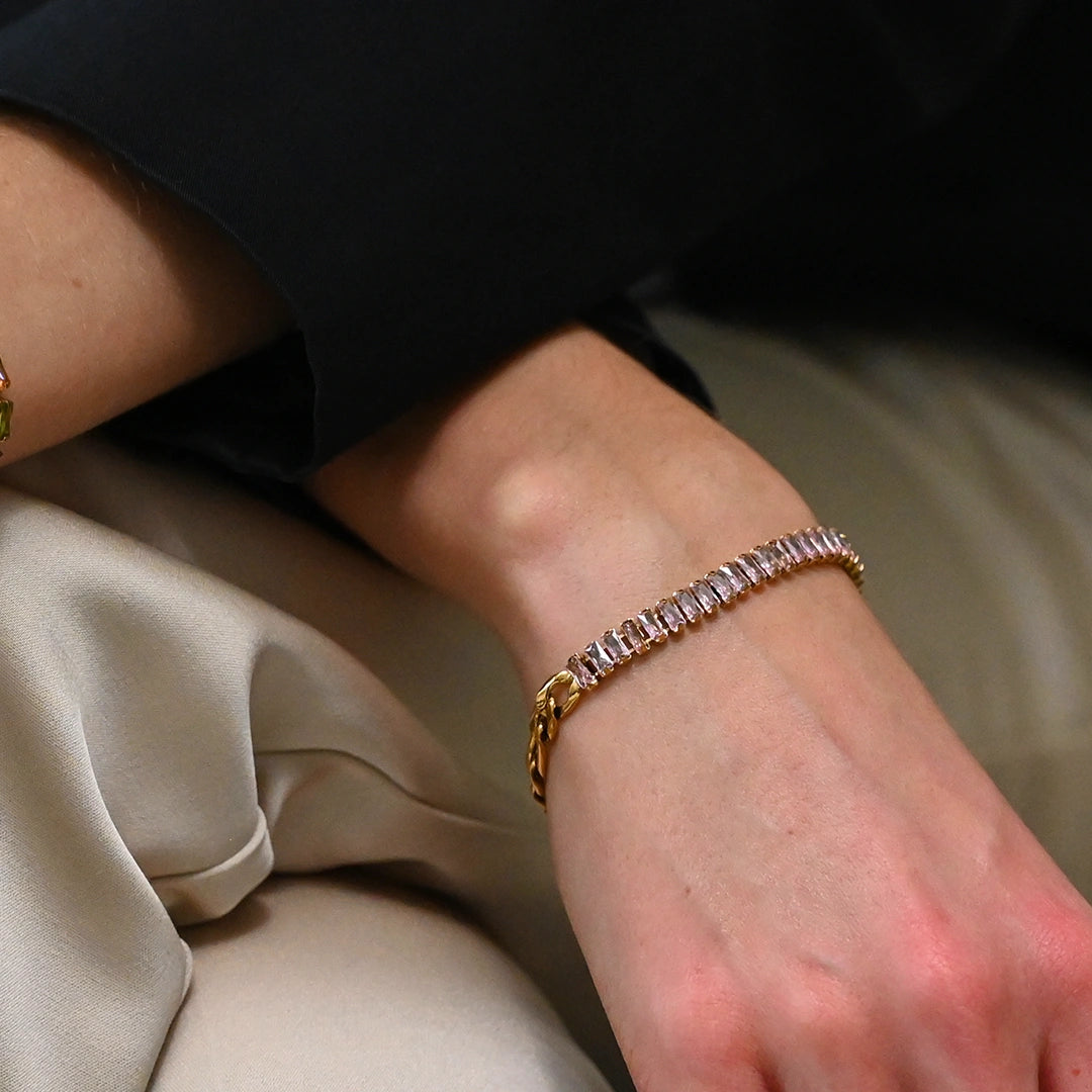 100% wasserfestes Damen Gold Armband mit rosa Zirkonia am Handgelenk.