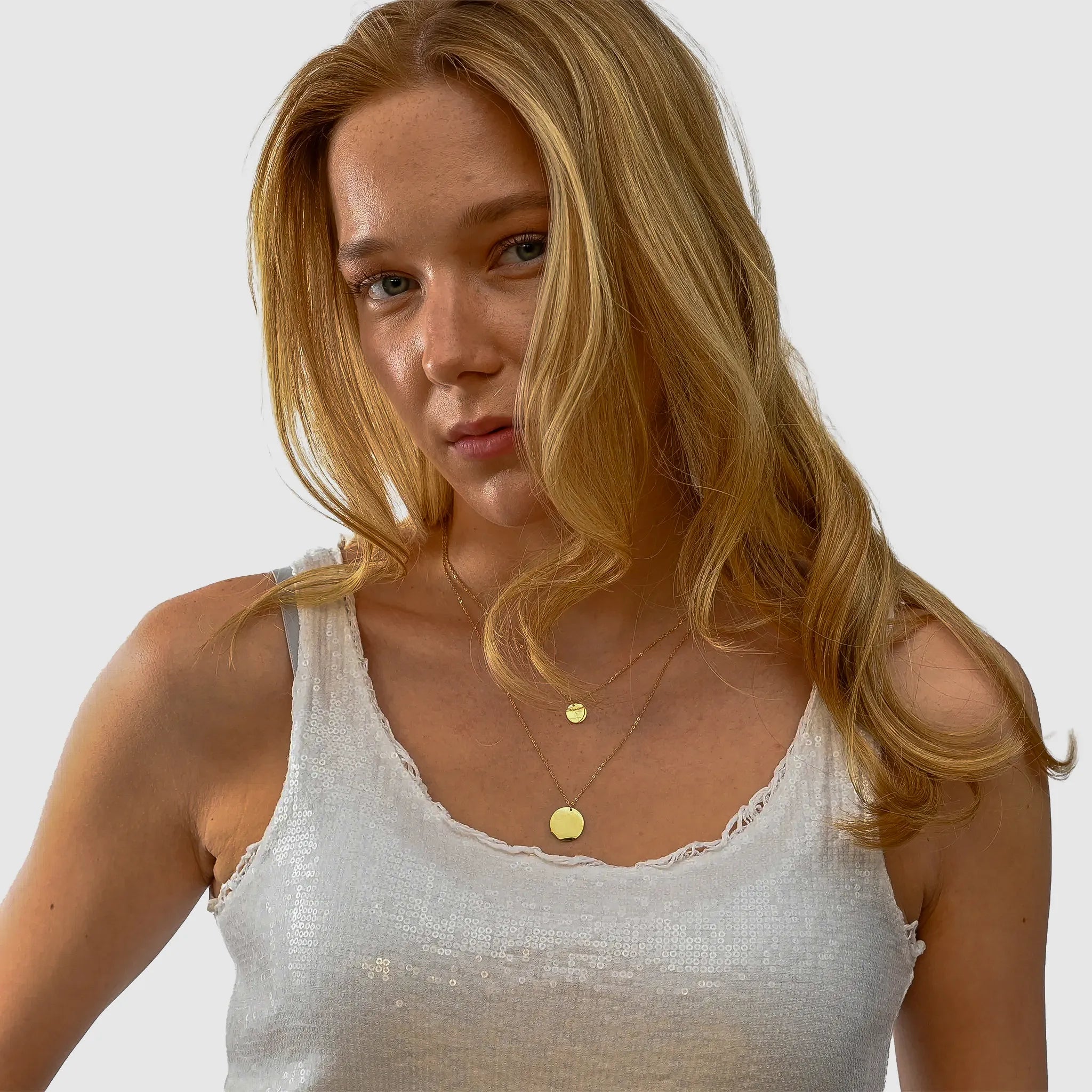 Wasserfestes Damen Halsketten Set Gold mit zwei Plättchen bzw. Coins am Modell.