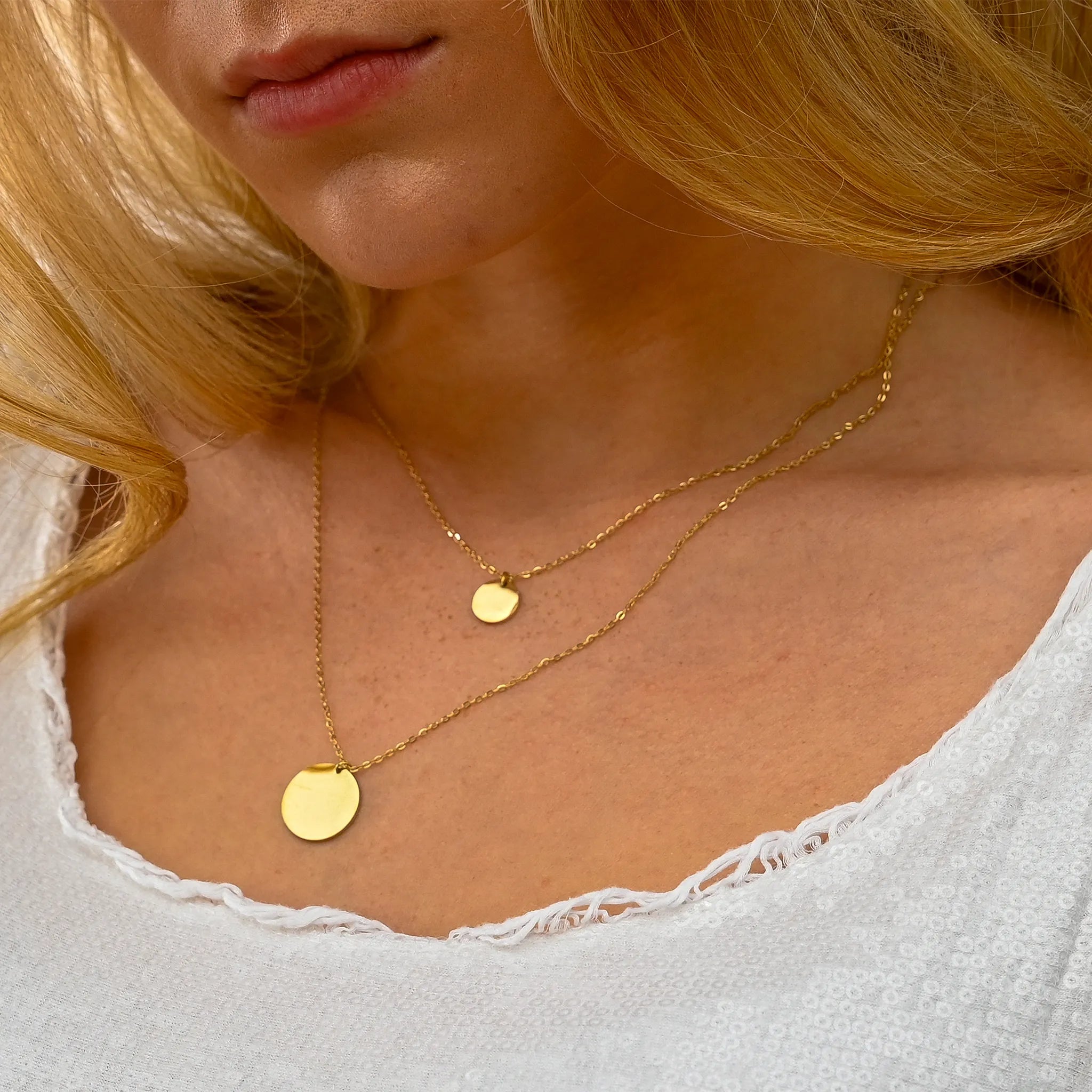 Wasserfestes Damen Halsketten Set Gold Leda mit zwei Münzen bzw. Plättchen aus Edelstahl.