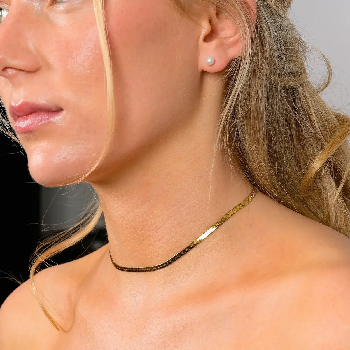 Wasserfester Choker Helia in Gold am Model