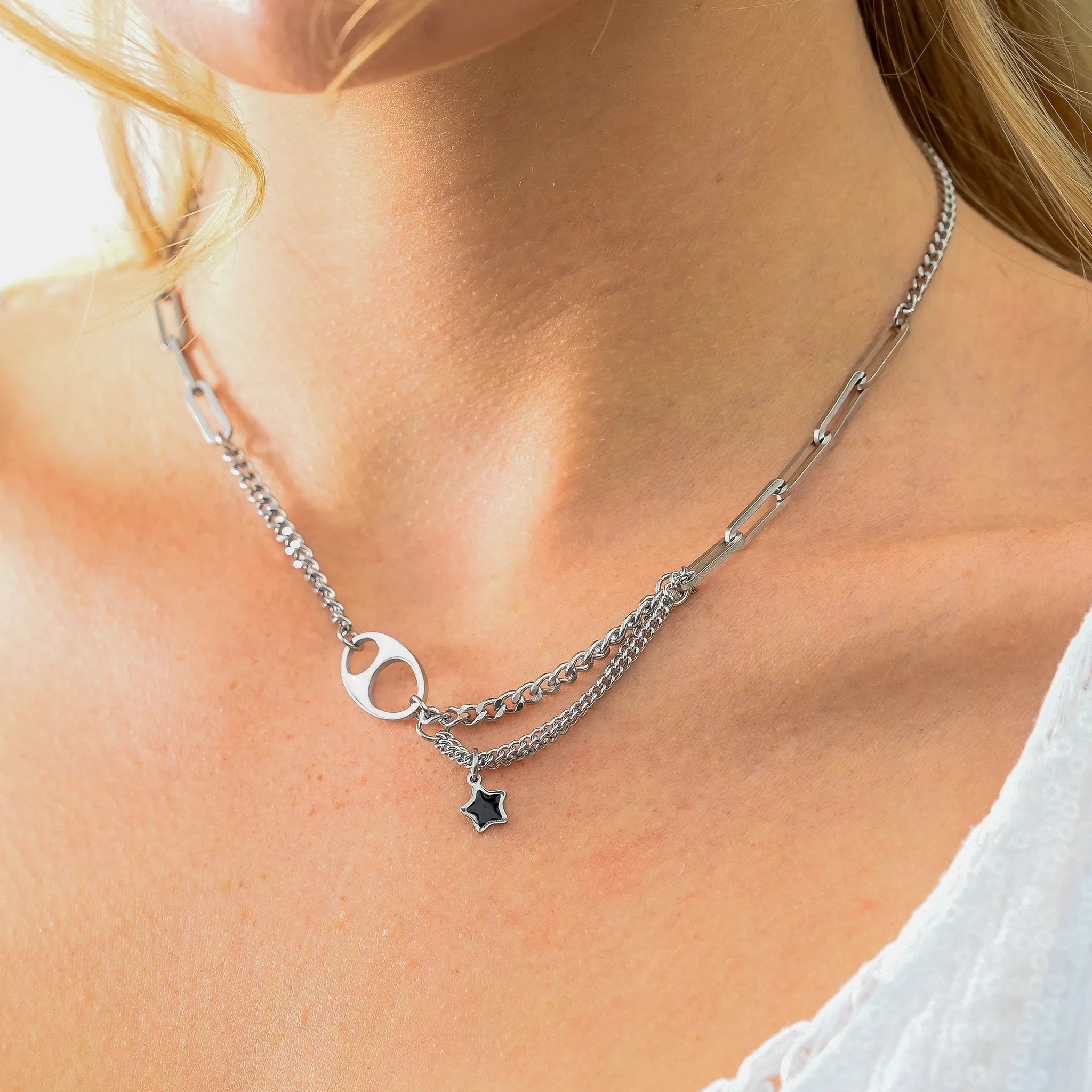 Damen Halskette Silber Enyo am Fashion Modell.