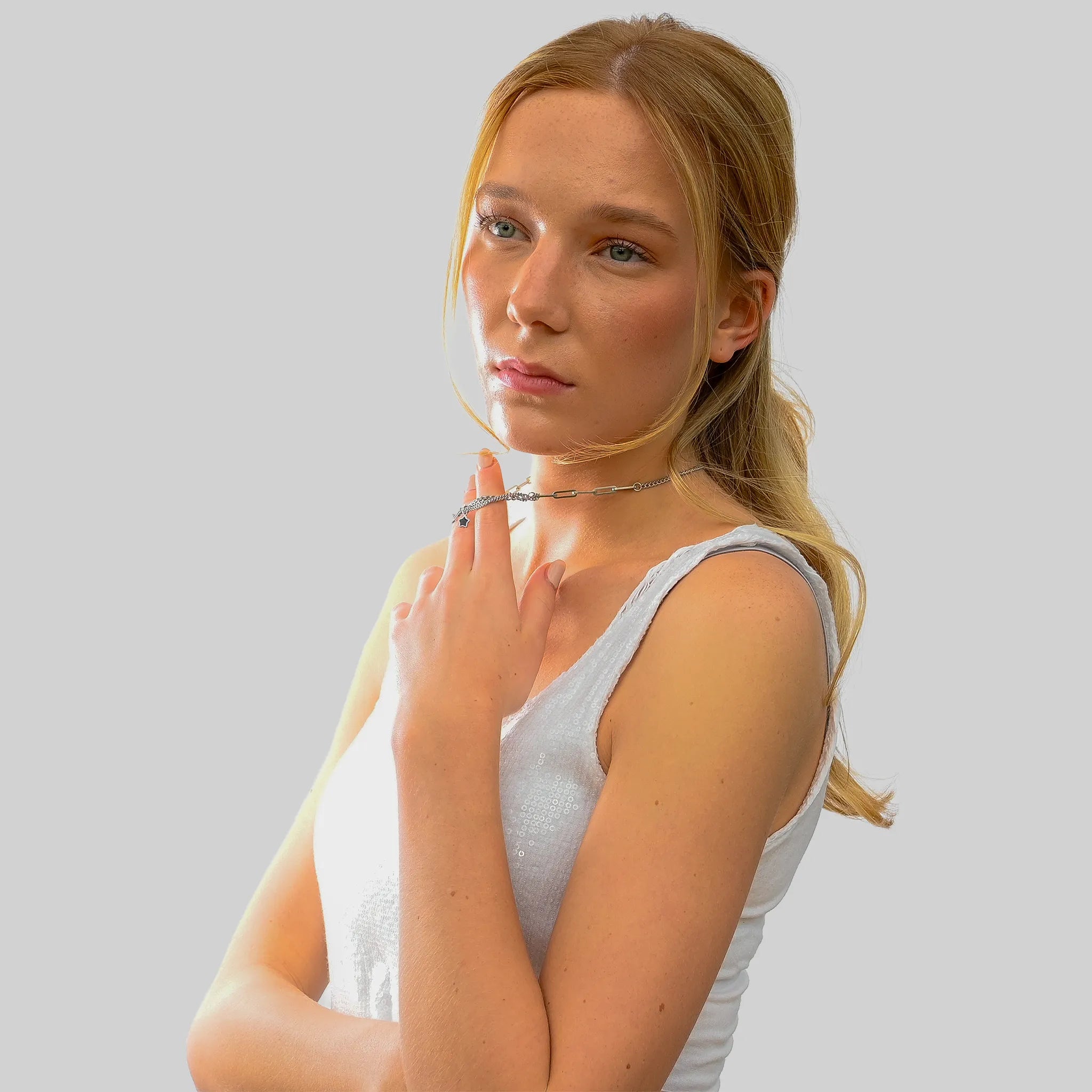 Damen Halskette Silber Enyo aus Edelstahl am Modell. 100% Wasserfest.