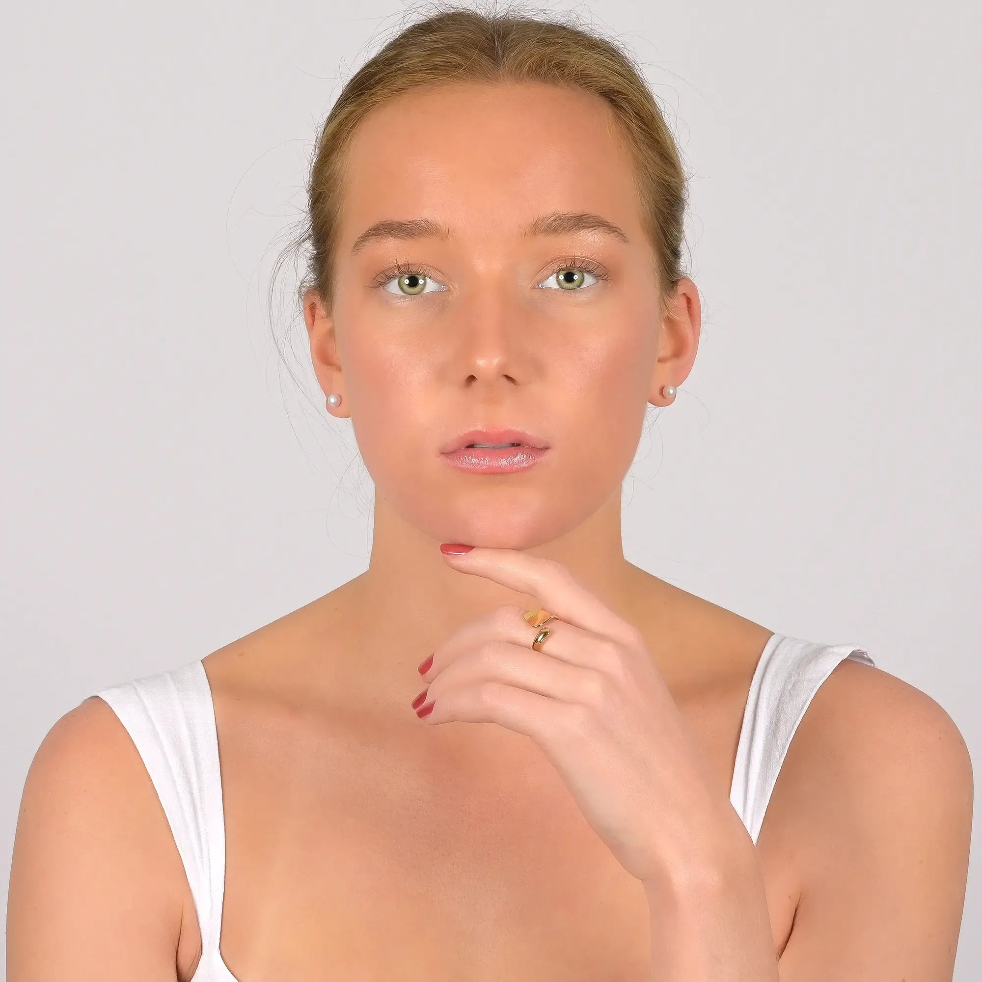 Goldener Ring Daphne am Model getragen