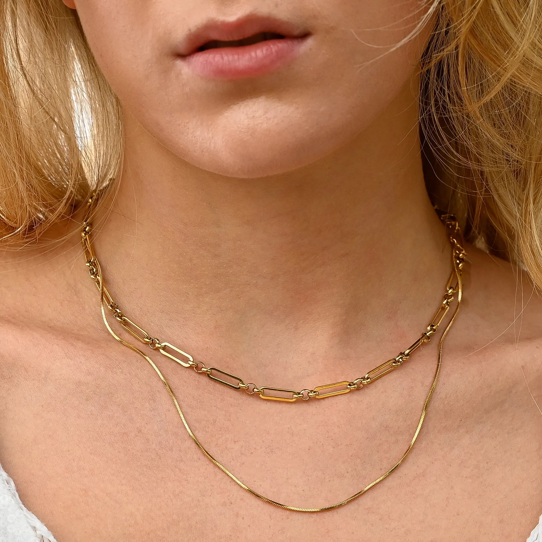 Wasserfeste Damen Halskette Gold als doppelreihige Layering Kette in Edelstahl ausgeführt.