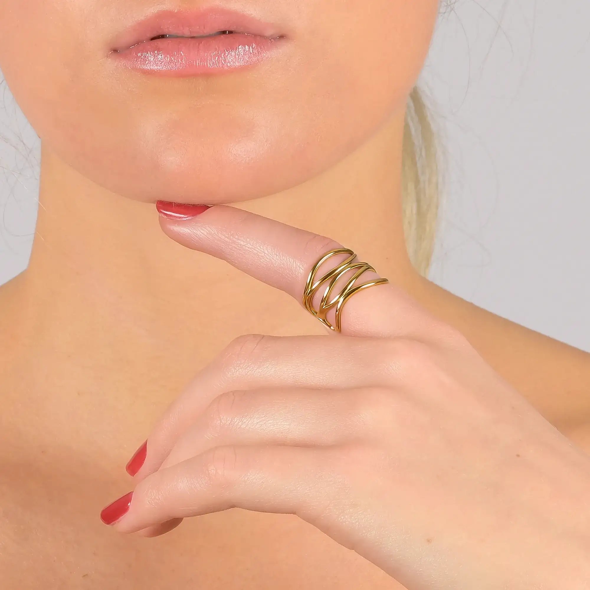 Goldener Ring Leiriope am Model getragen