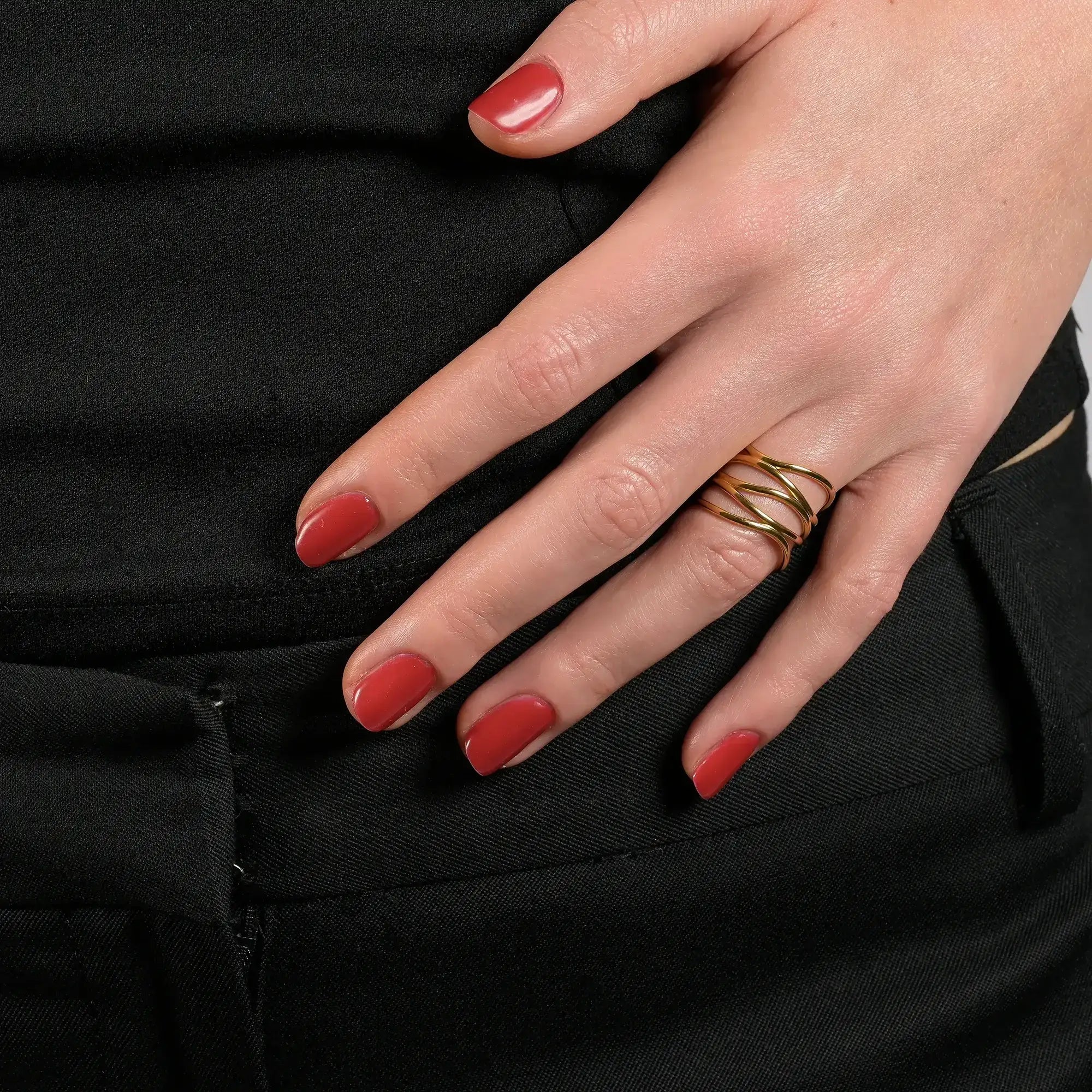 Ring Leiriope in Gold im Tragebild