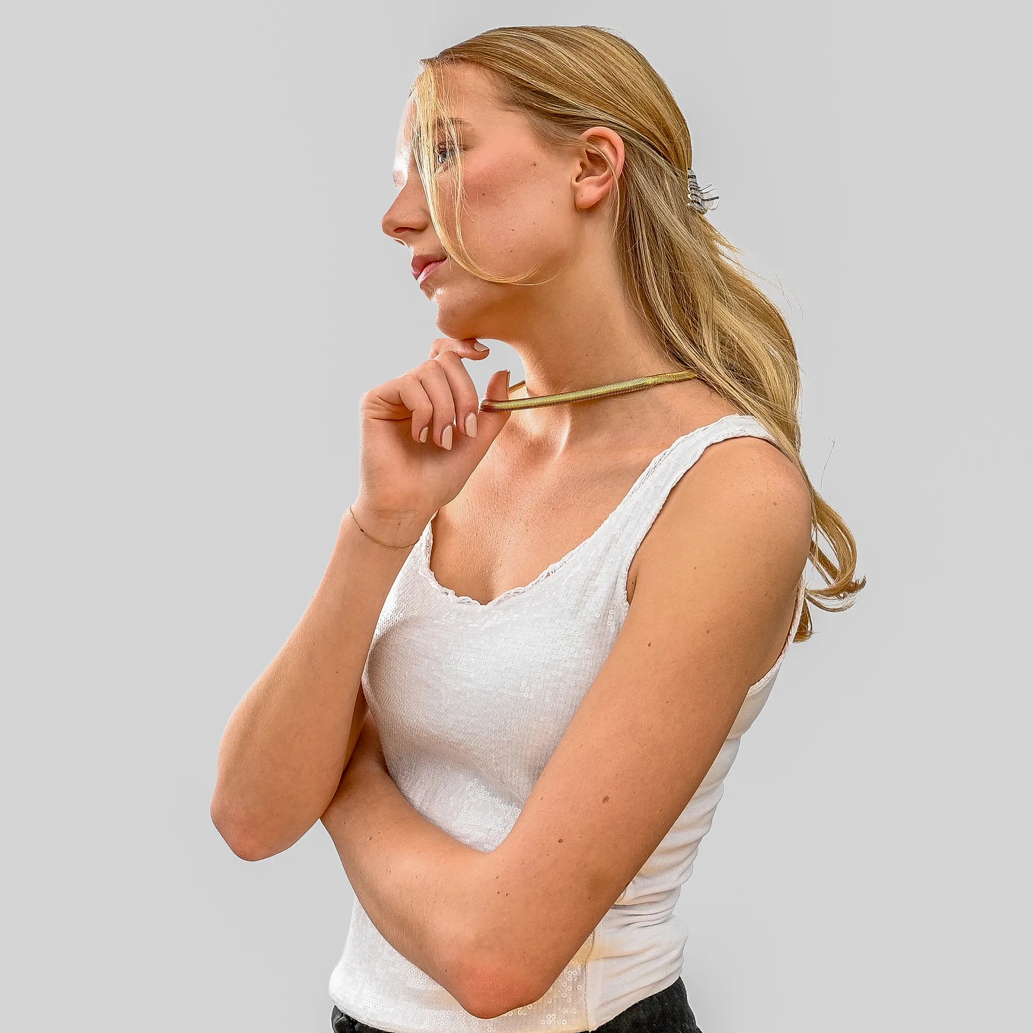 Damen Choker Gold in Edelstahl wasserfest am Modell. Chirurgenstahl ist hypoallergen, farbecht.