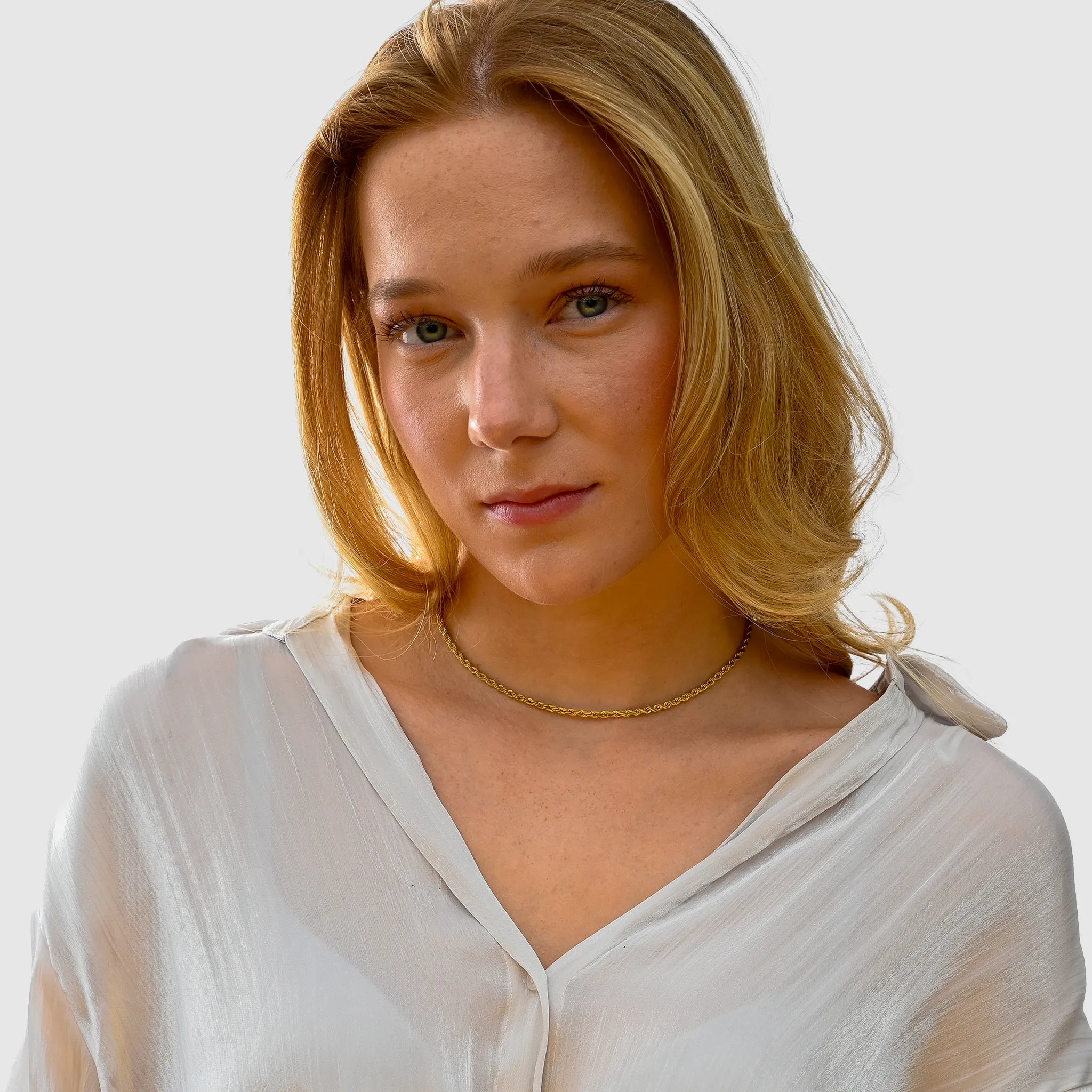 Wasserfeste Damen Halskette Gold in Edelstahl. Hautverträglich, Farbecht, am Model.