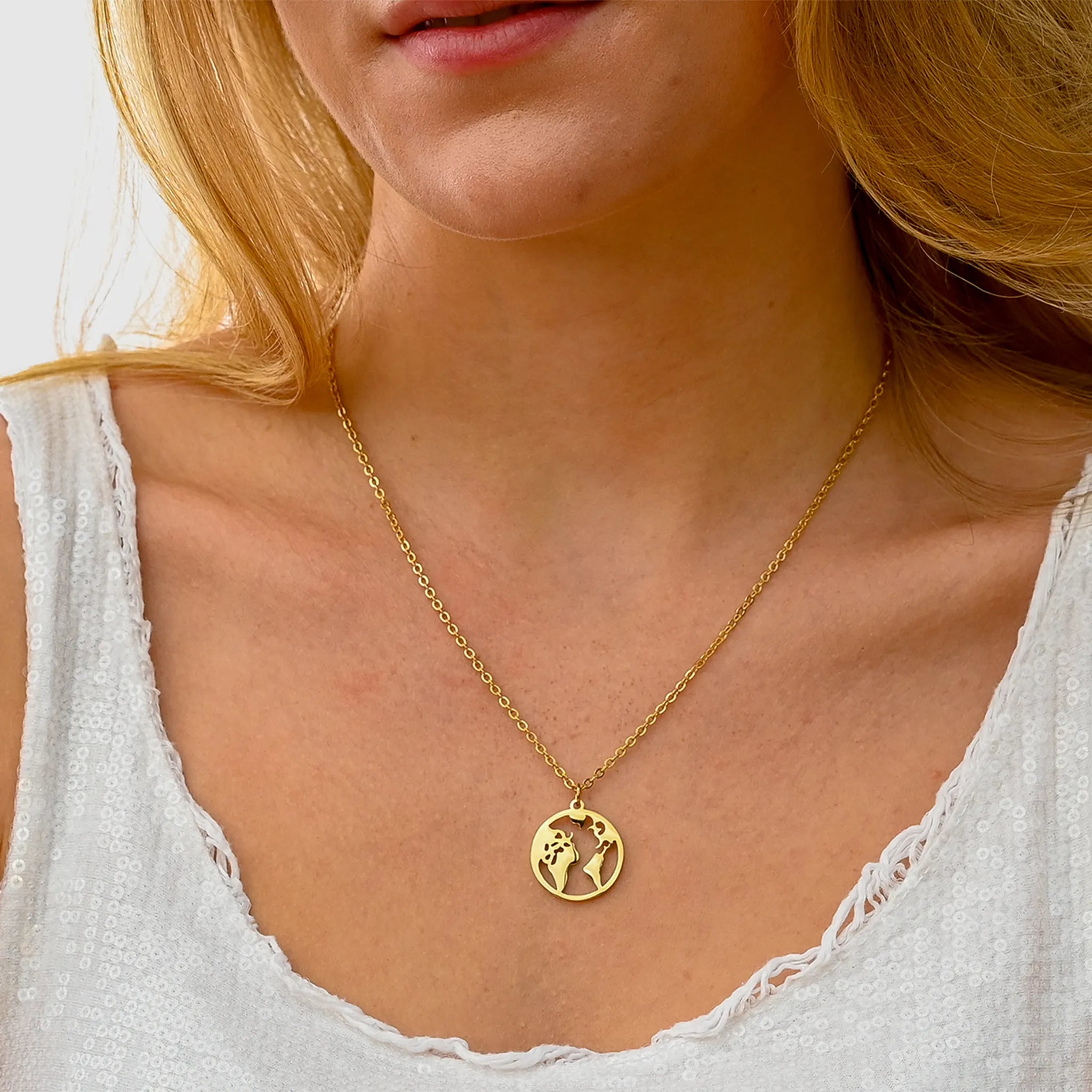 Wasserfeste Halskette Damen Gold mit World Map Globus Erdkugel Anhänger aus Edelstahl.