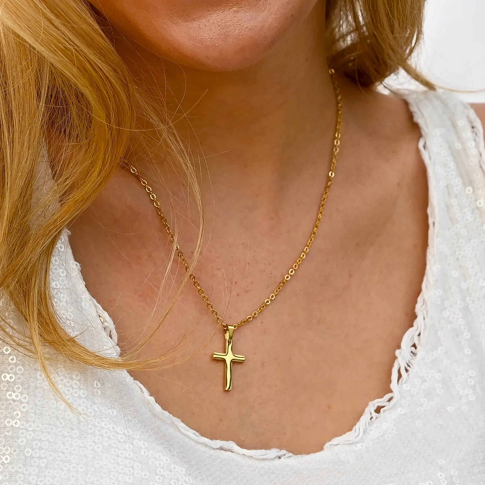 Wasserfeste Damen Halskette mit Kreuzanhänger in Gold aus Edelstahl in Nahaufnahme.