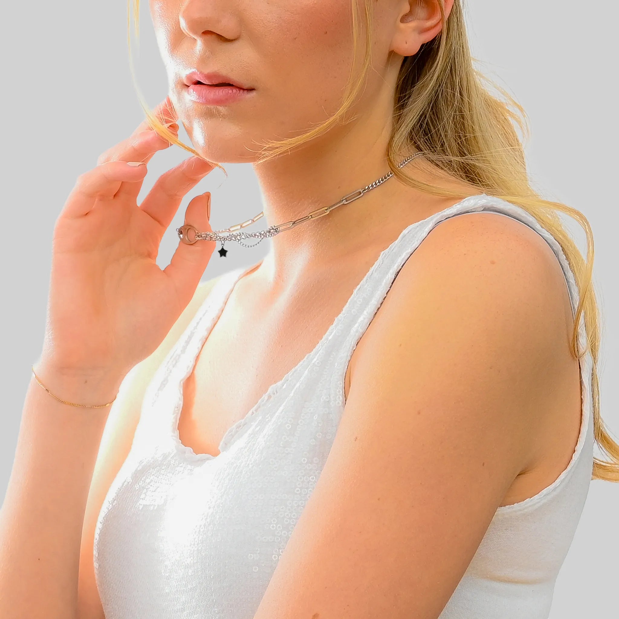 Damen Kette Silber Enyo aus Edelstahl am Modell. 100% Wasserfest.