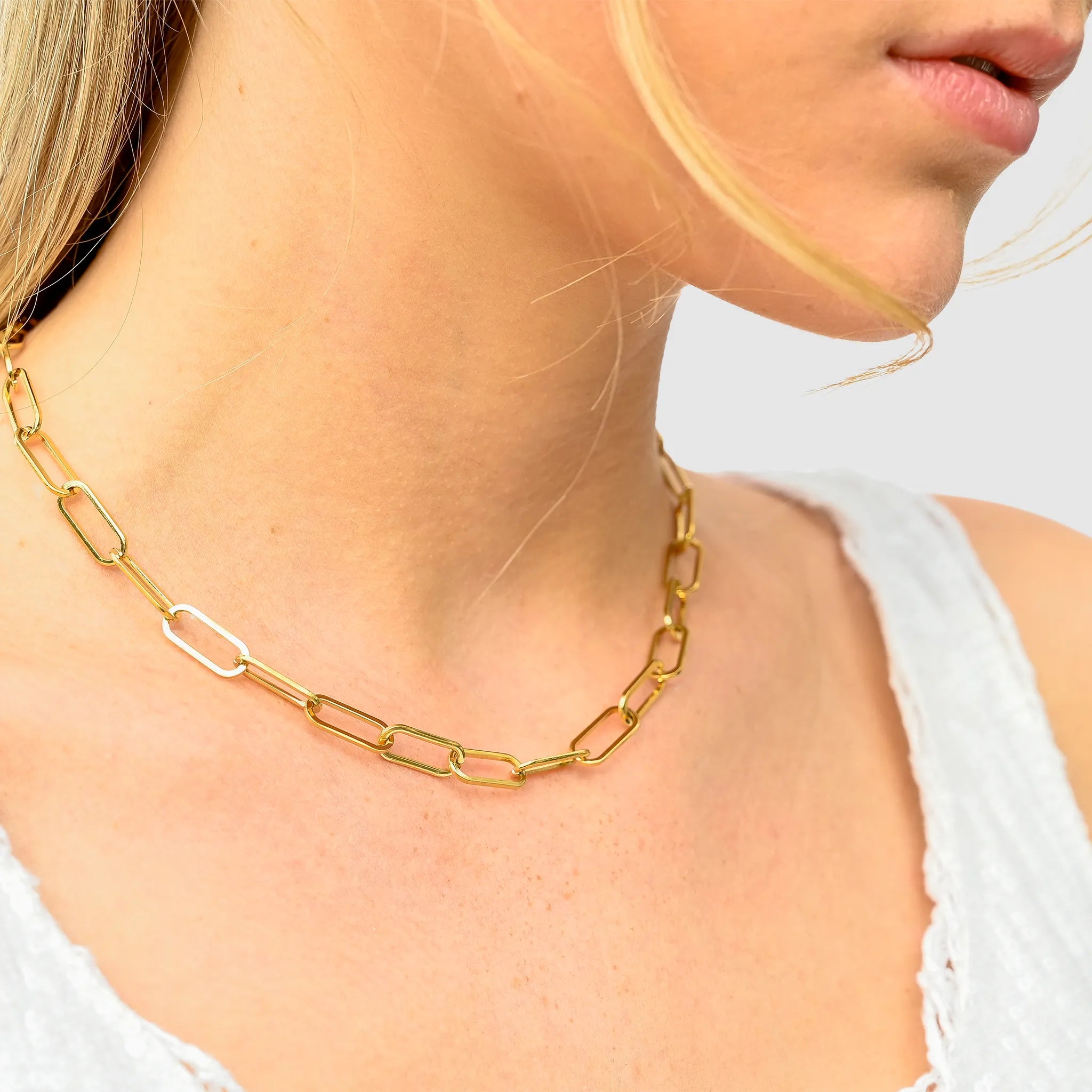 Wasserfeste Damen Gliederkette Halskette Gold. Style: Paperclip im close-up. Hautverträglich, Farbecht, von der Marke 1887Gem.