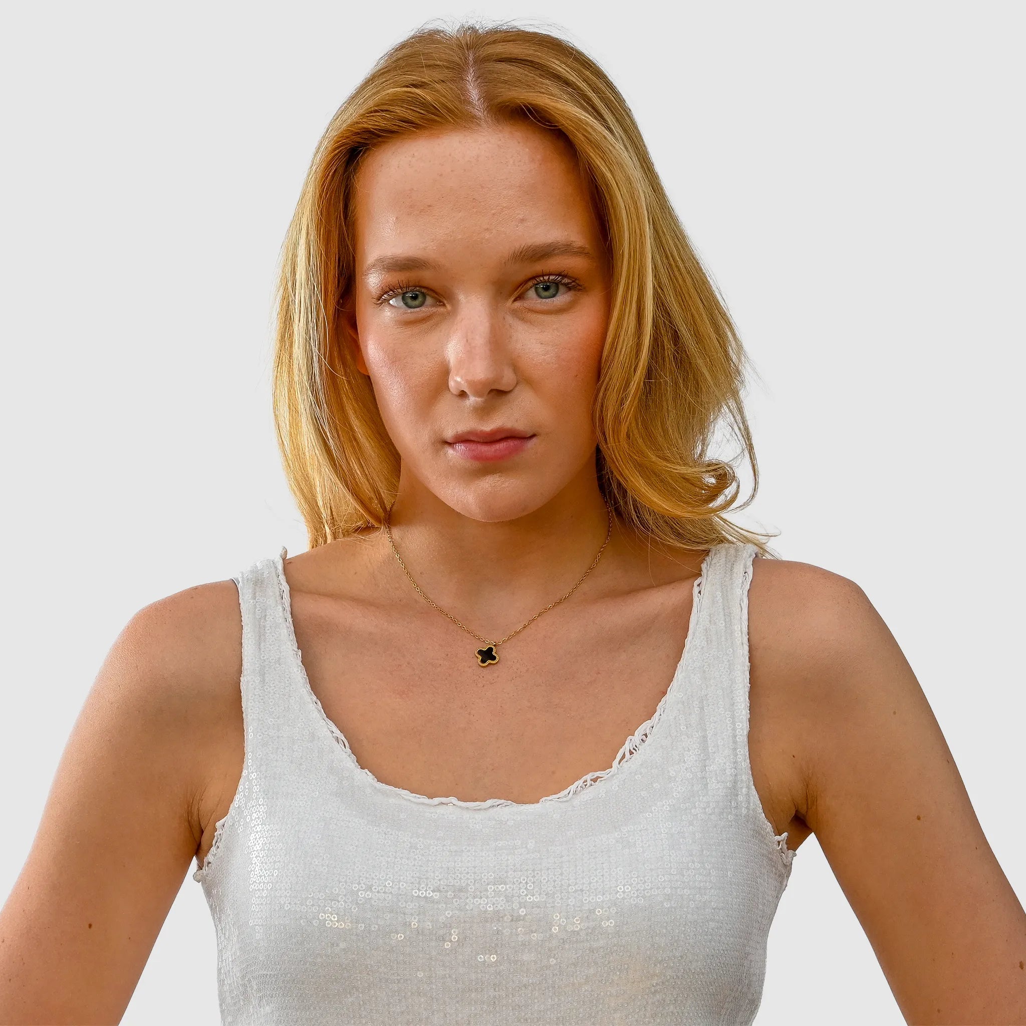 Wasserfeste Kleeblatt Cloverleaf Damen Halskette in Gold mit schwarzem 4-blättrigem Kleeblatt.