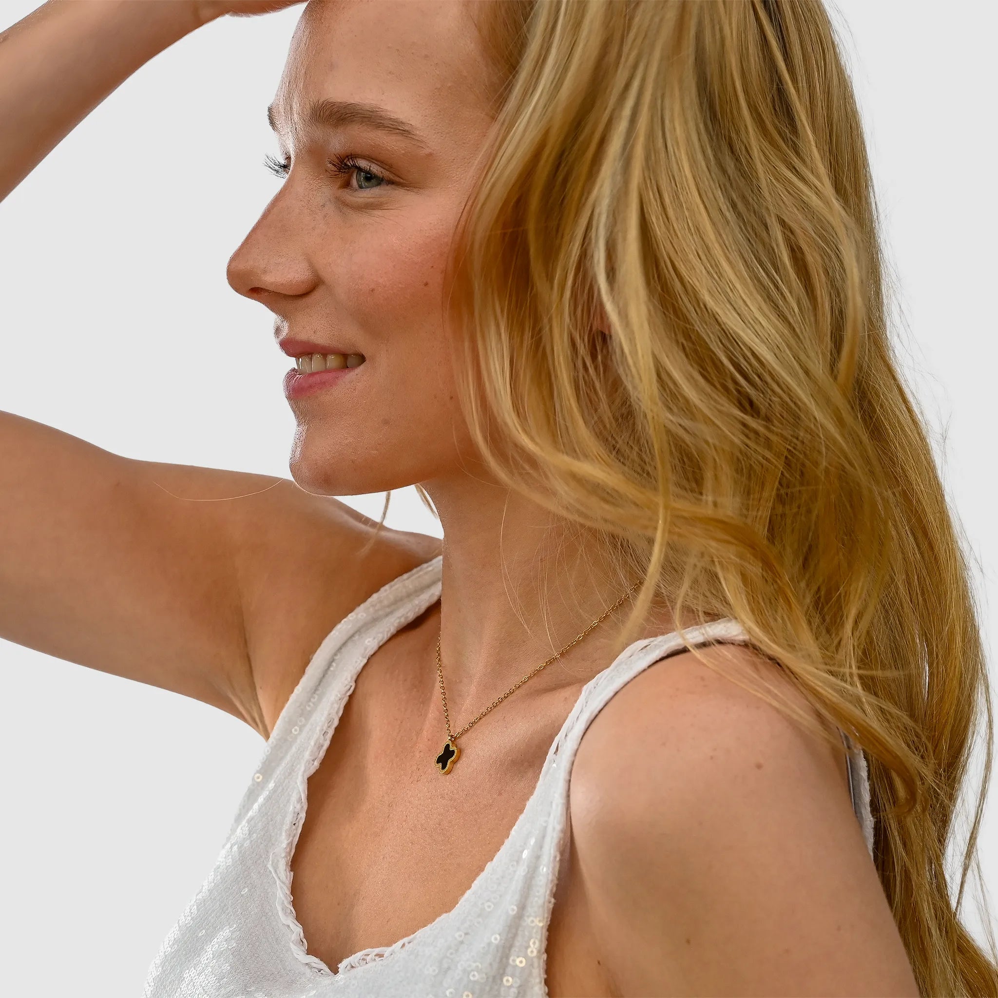 Wasserfeste Kleeblatt Cloverleaf Damen Halskette in Gold mit schwarzem vierblättrigem Kleeblatt.