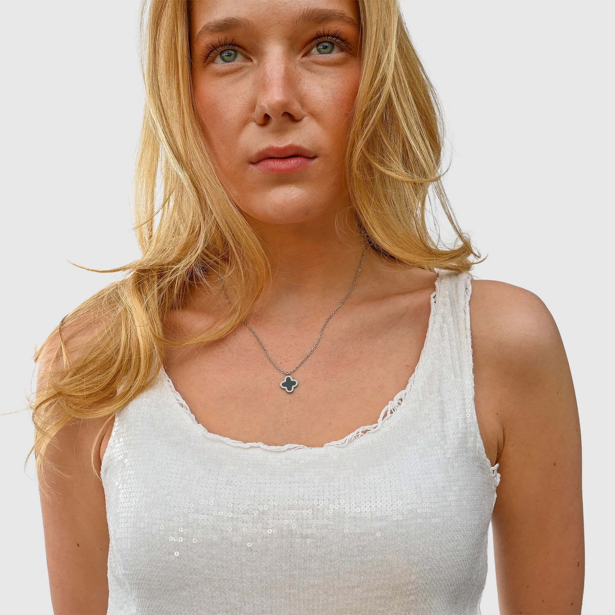 Wasserfeste Kleeblatt Cloverleaf Damen Halskette in Silber mit schwarzem Kleeblatt.