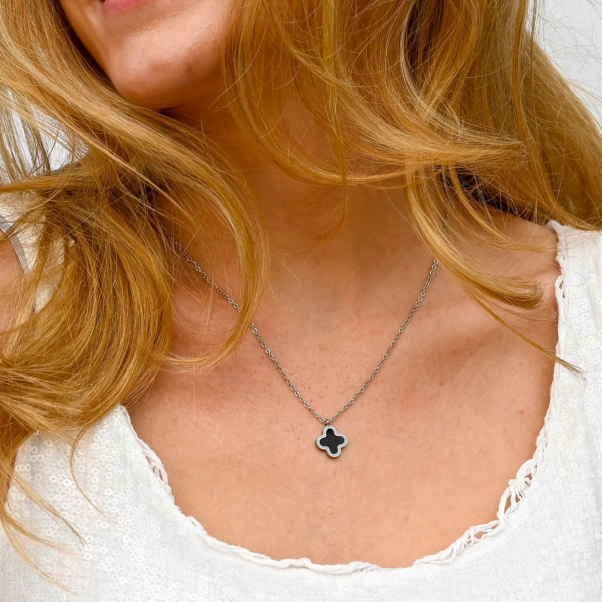 Wasserfeste Kleeblatt Cloverleaf Damen Halskette in Silber mit schwarzem Kleeblatt.