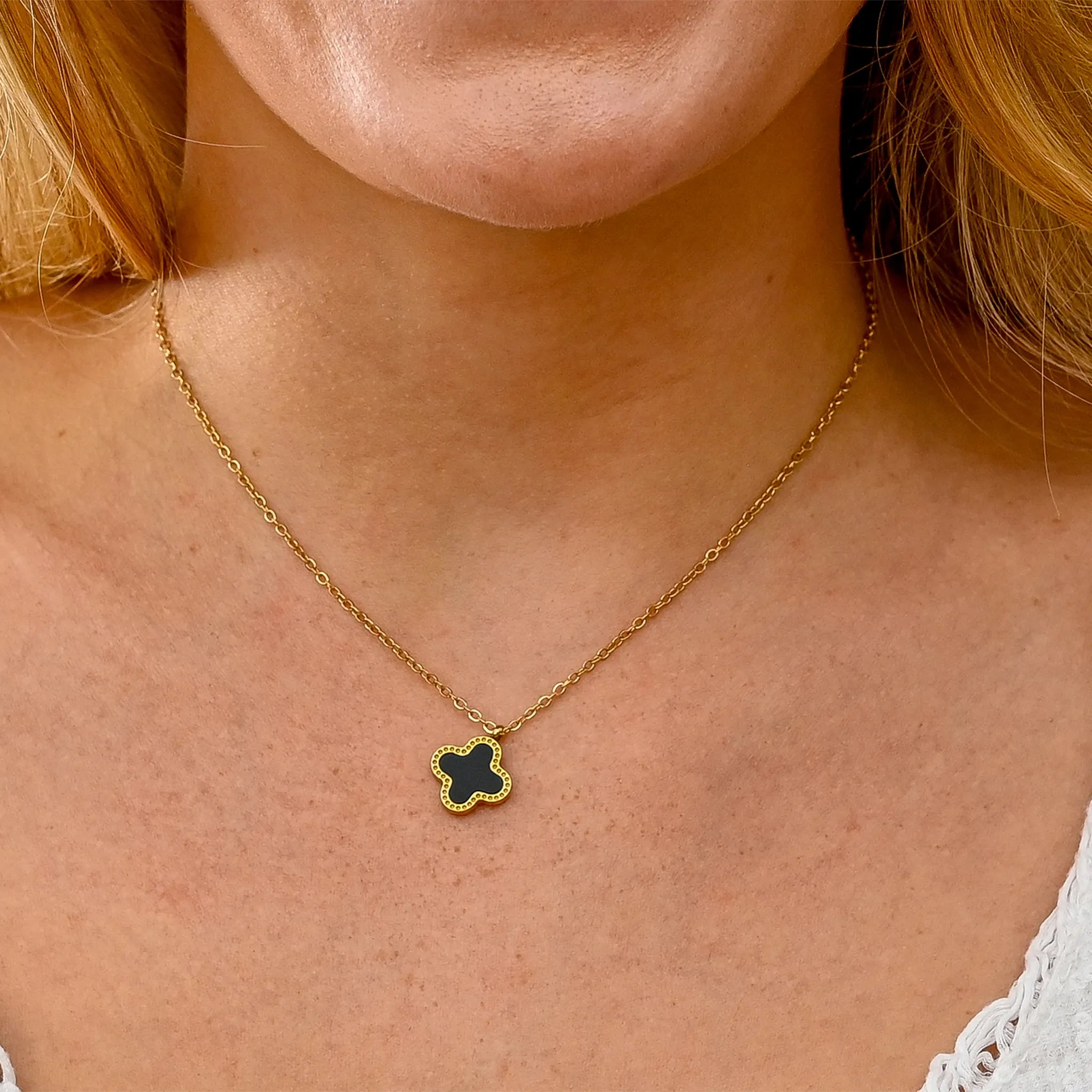 Wasserfeste Kleeblatt Cloverleaf Damen Halskette in Gold mit schwarzem Kleeblatt.