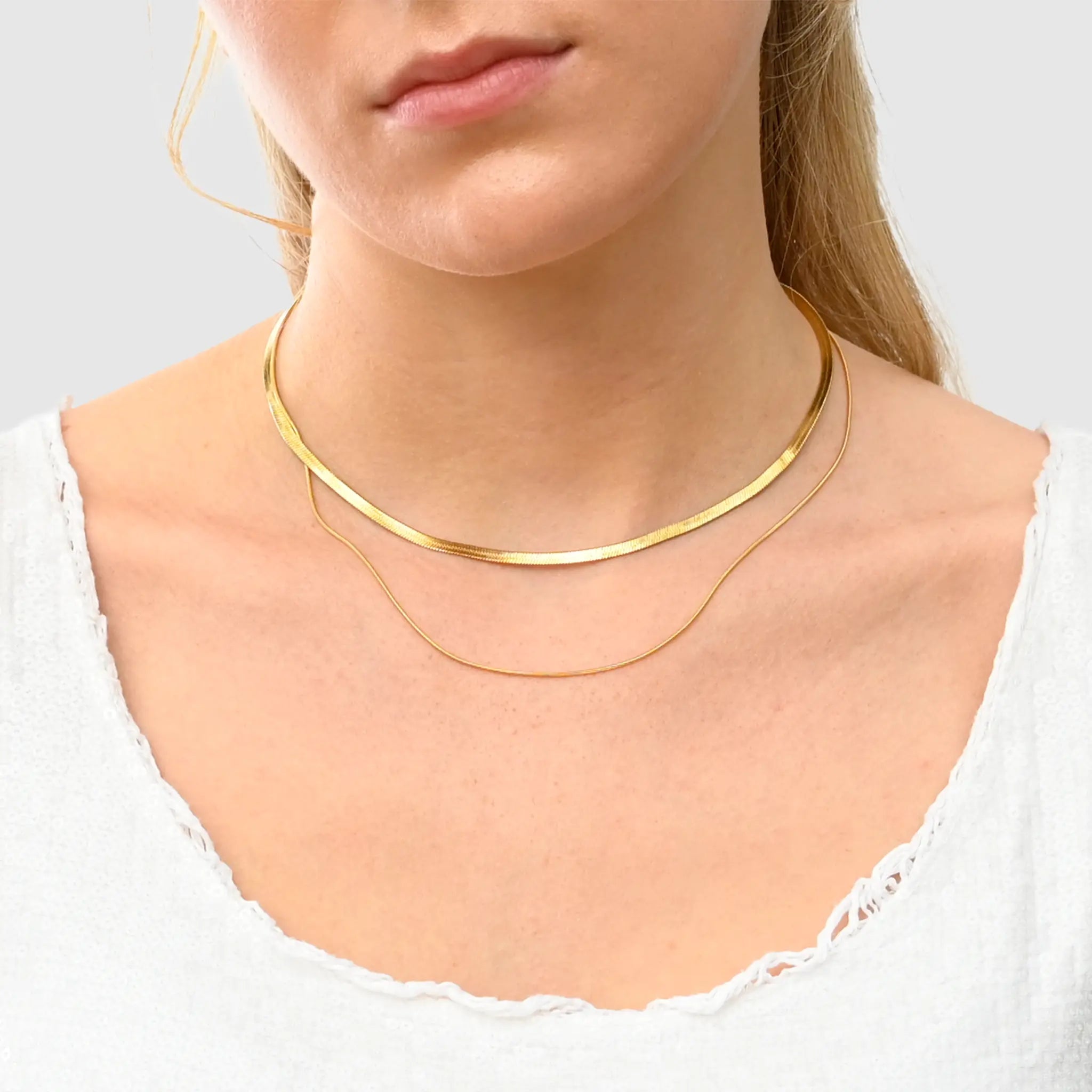 Layering Halskette Choker wasserfester Gold Schmuck am Modell.