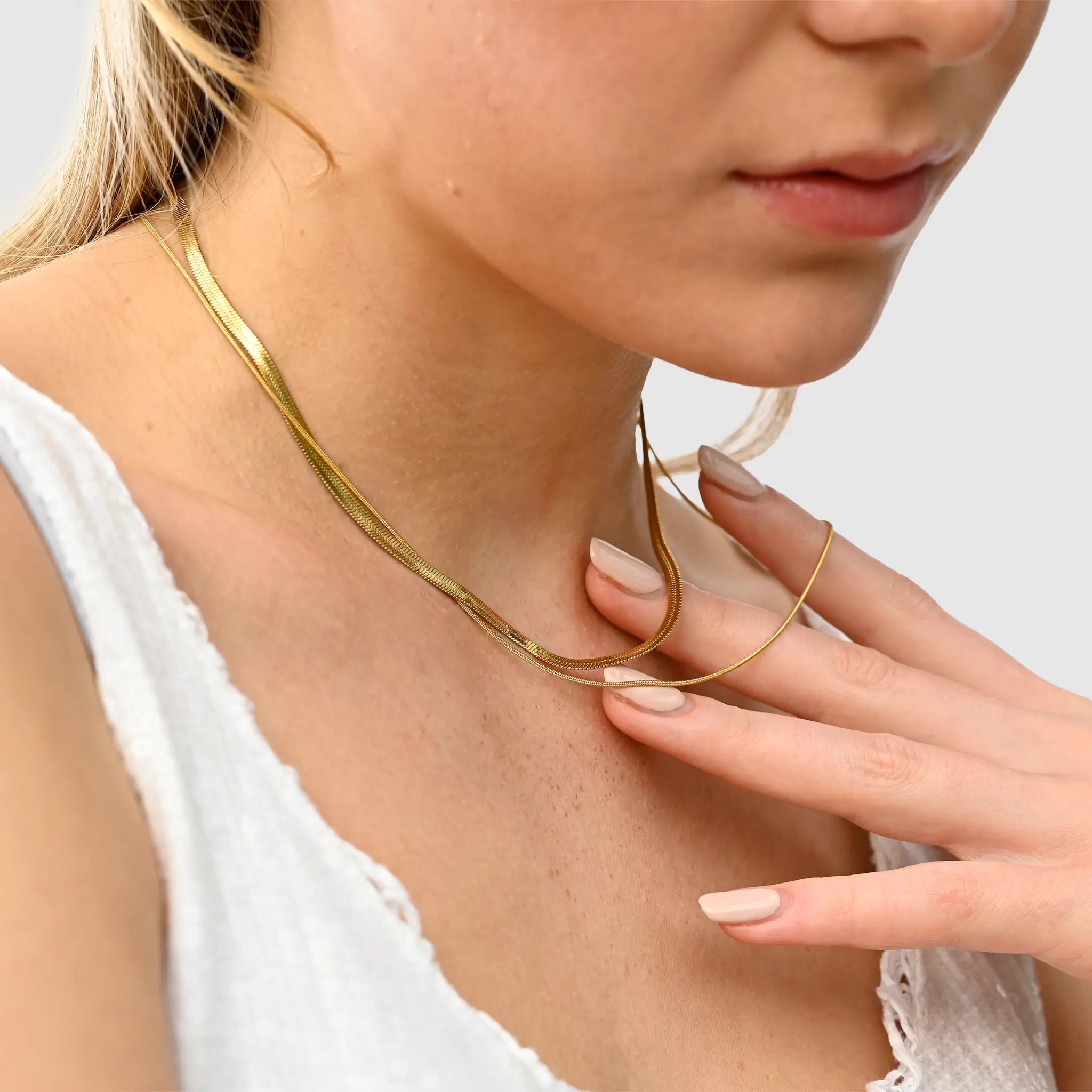 Wasserfester Layering Halskette Choker. Goldschmuck am Modell. Von der Marke 1887Gem.