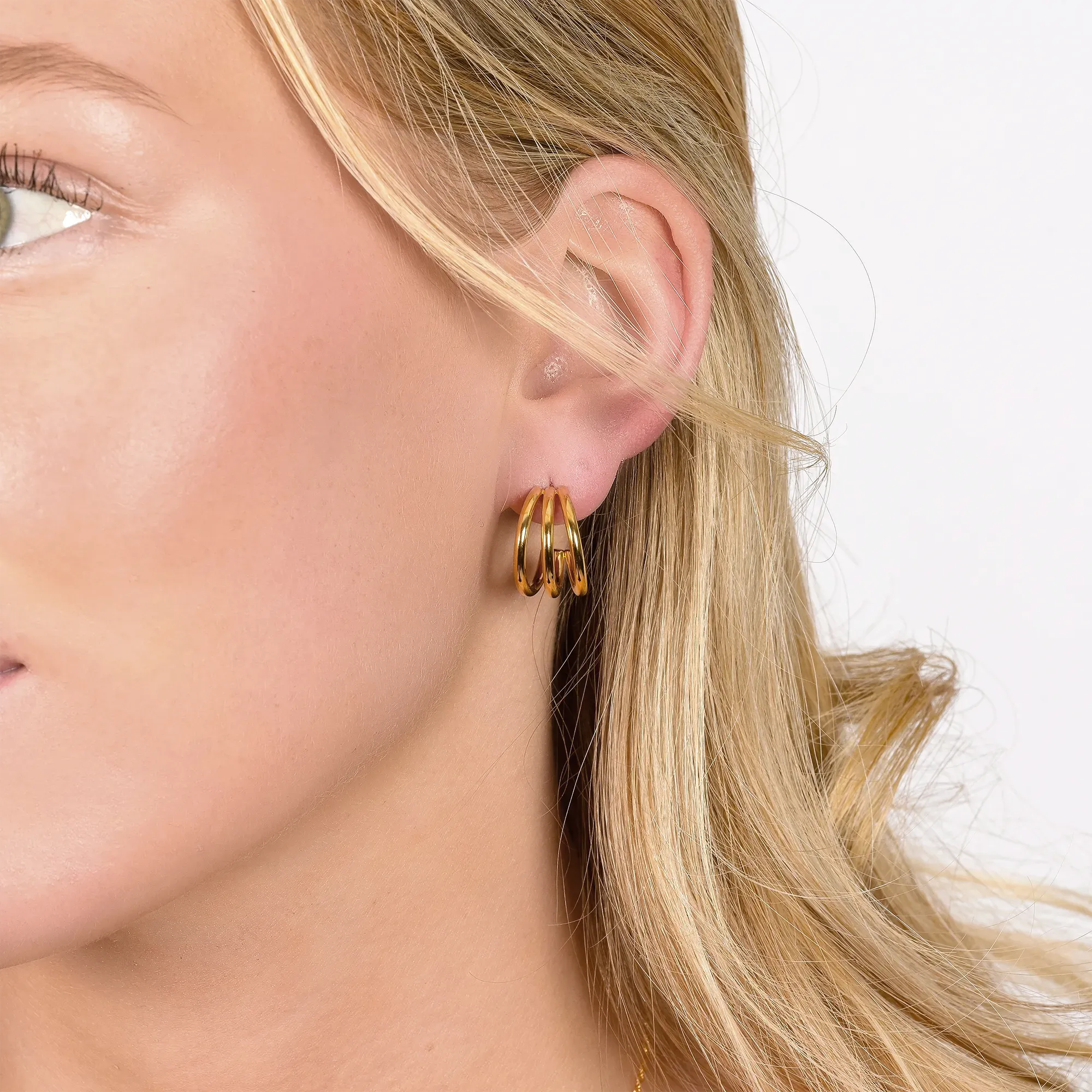 Goldene Statement-Ohrringe Leo am Model