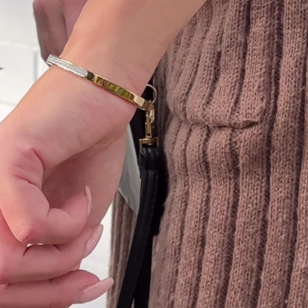 Wasserfester Armreif Gold mit Zirkonia namens Adia an einer jungen Dame.