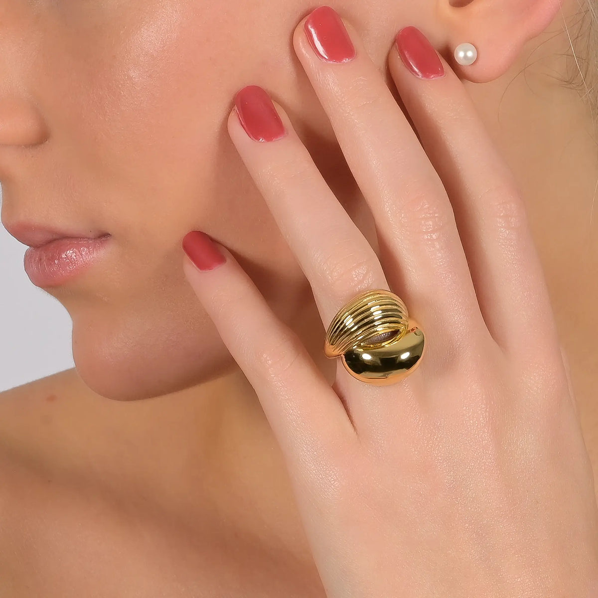 Wasserfester Goldring Phaenna am Model