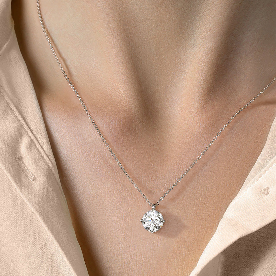 Moissanite, ein laborgezüchteter Diamant am Model.