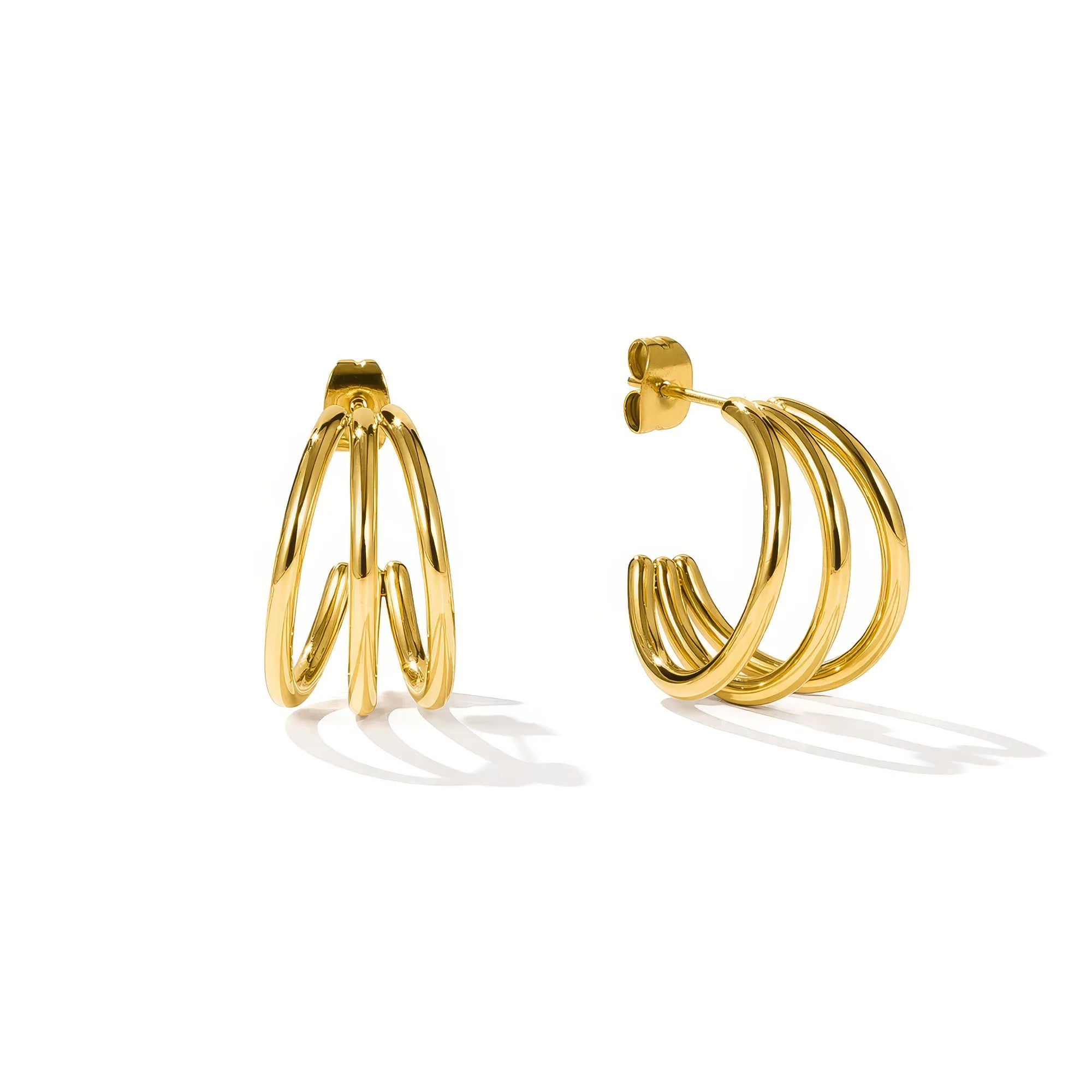 Goldfarbene Ohrstecker Leontine mit dreifacher Creolenform auf weißem Hintergrund.