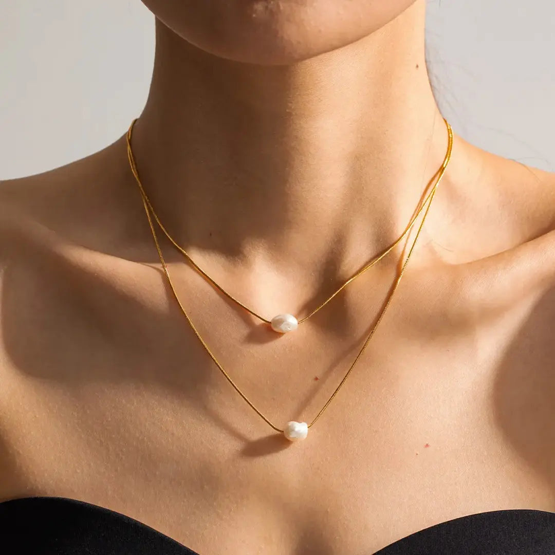 2 reihige Layering Perlenkette als wasserfester Schmuck am Model.