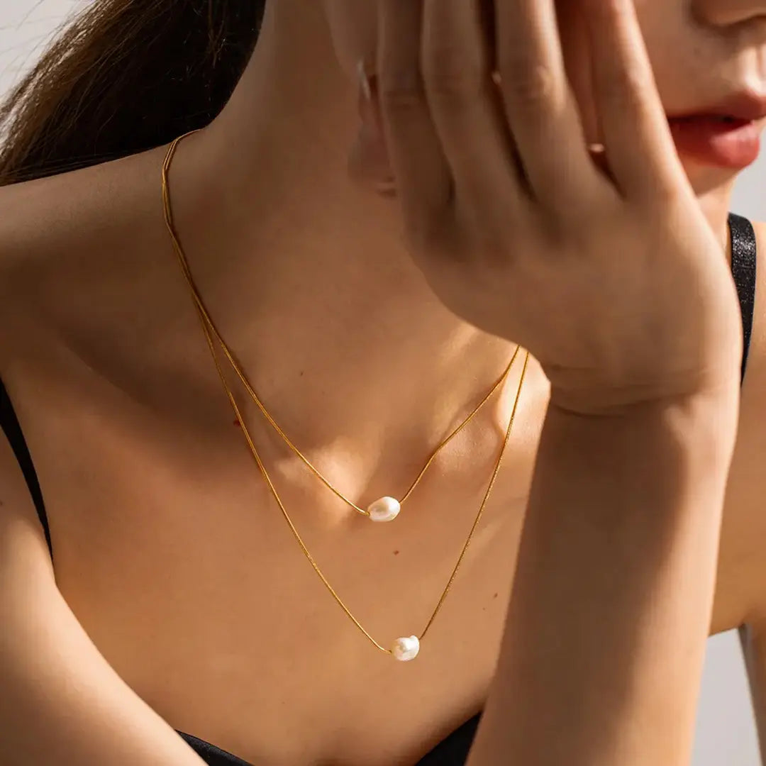 2 reihige Layering Perlenkette als wasserfester Gold Schmuck am Model.