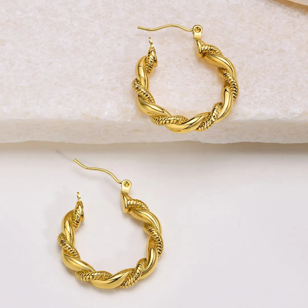 Allergiefreie wasserfeste Goldschmuck Medium Hoops Ohrringe auf Steinplatte.