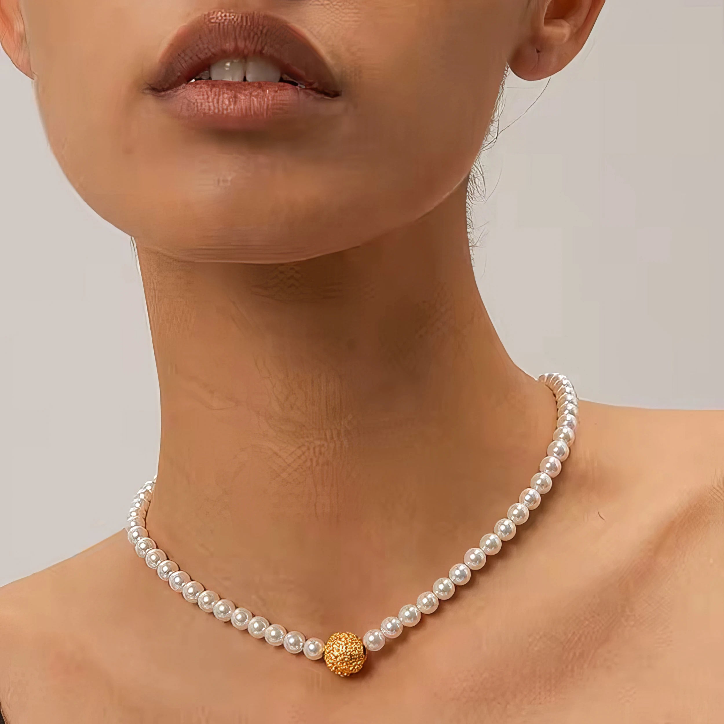 Perlenkette - Traumhafter Zucht Perlen Schmuck und 18K Gold beschichtete Edelstahl Elemente am Model.