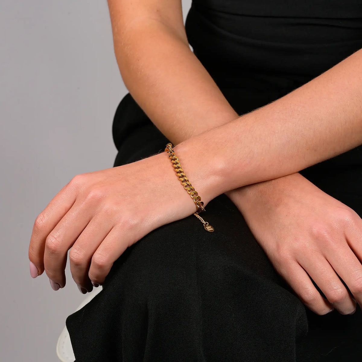 Armreif Adia in Gold im Tragebild