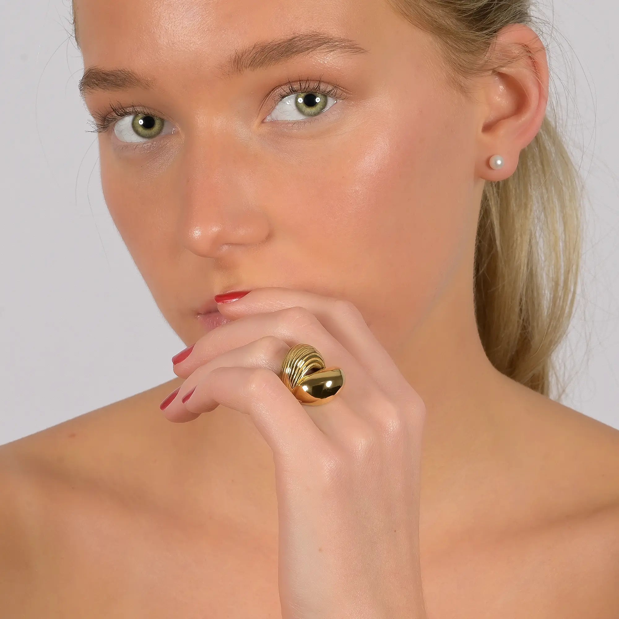 Ring Phaenna in Gold im Tragebild