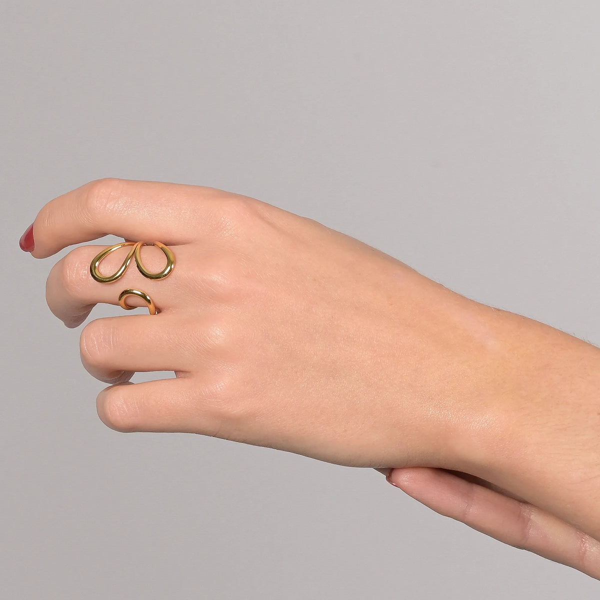 Verstellbarer Ring Sylphide an der Hand.