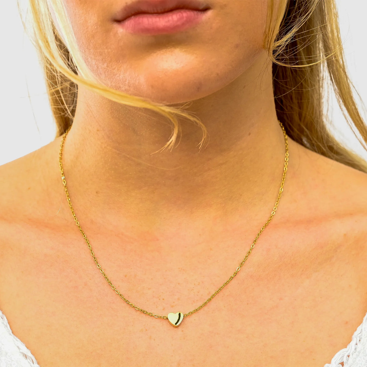 Wasserfeste Herzkette aus vergoldetem Edelstahl am Model.