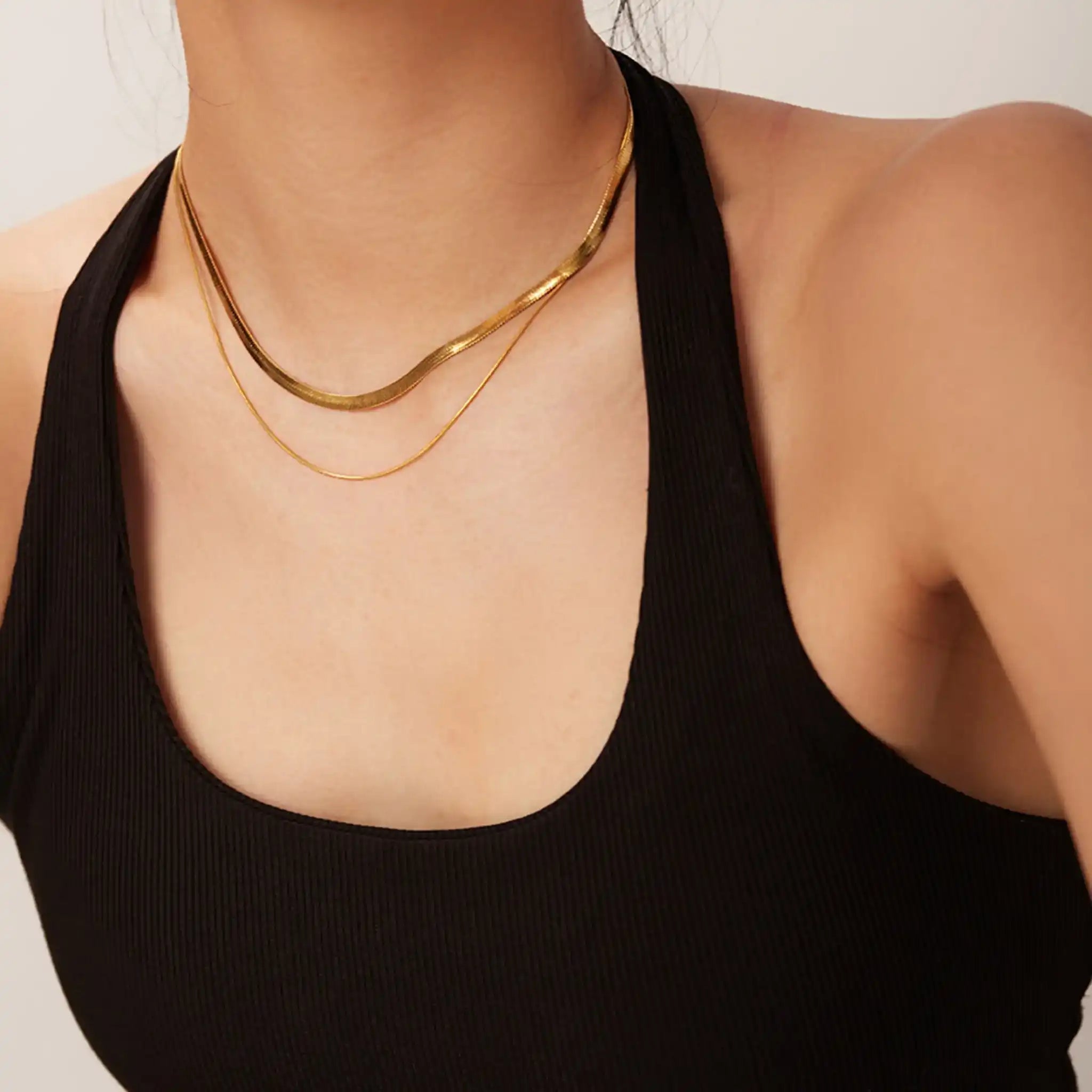 Layering Halskette Choker wasserfester Gold Schmuck am Modell.