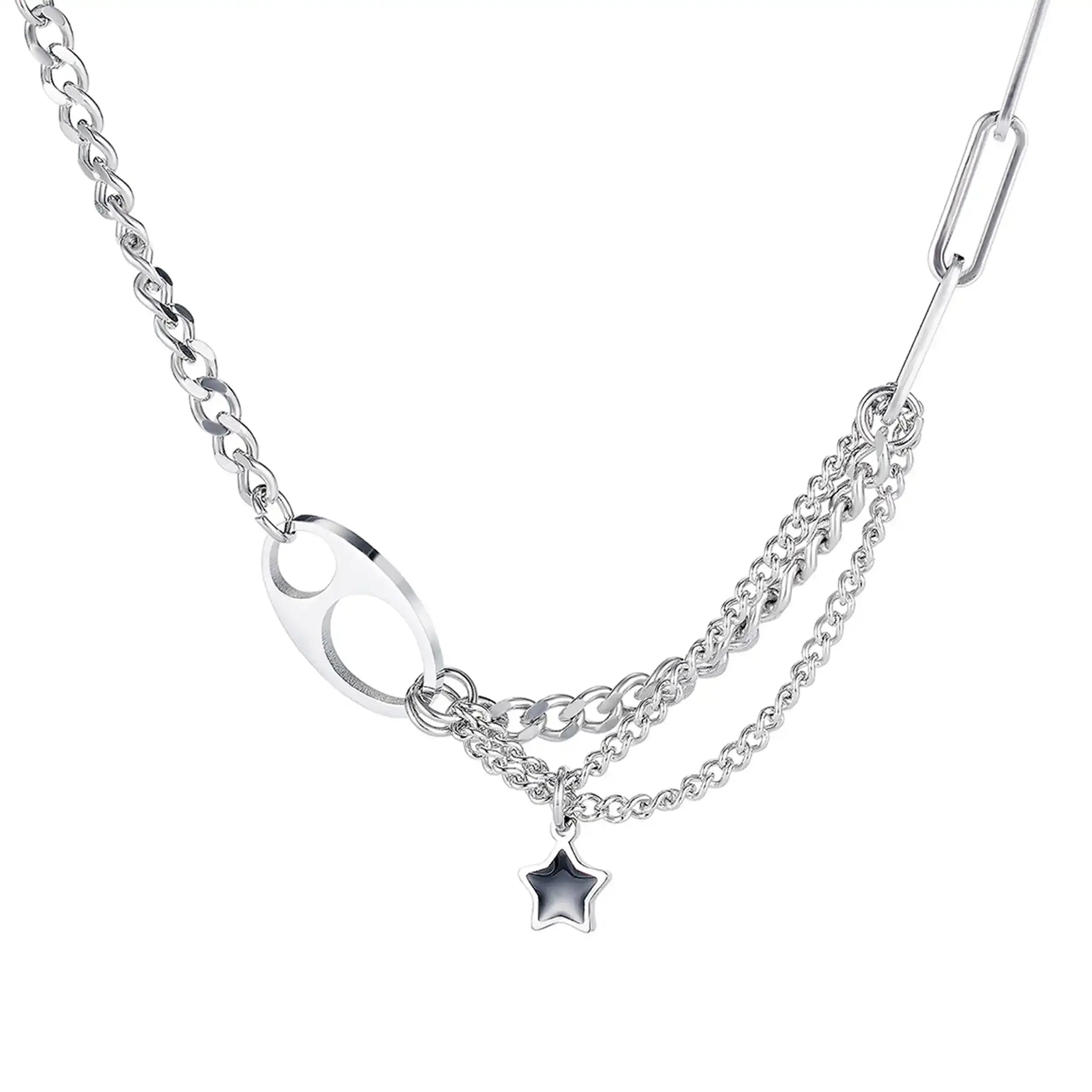 Layering Kette aus wasserfestem Edelstahl in Farbe Silber mit Stern Charm als Detailaufnahme.