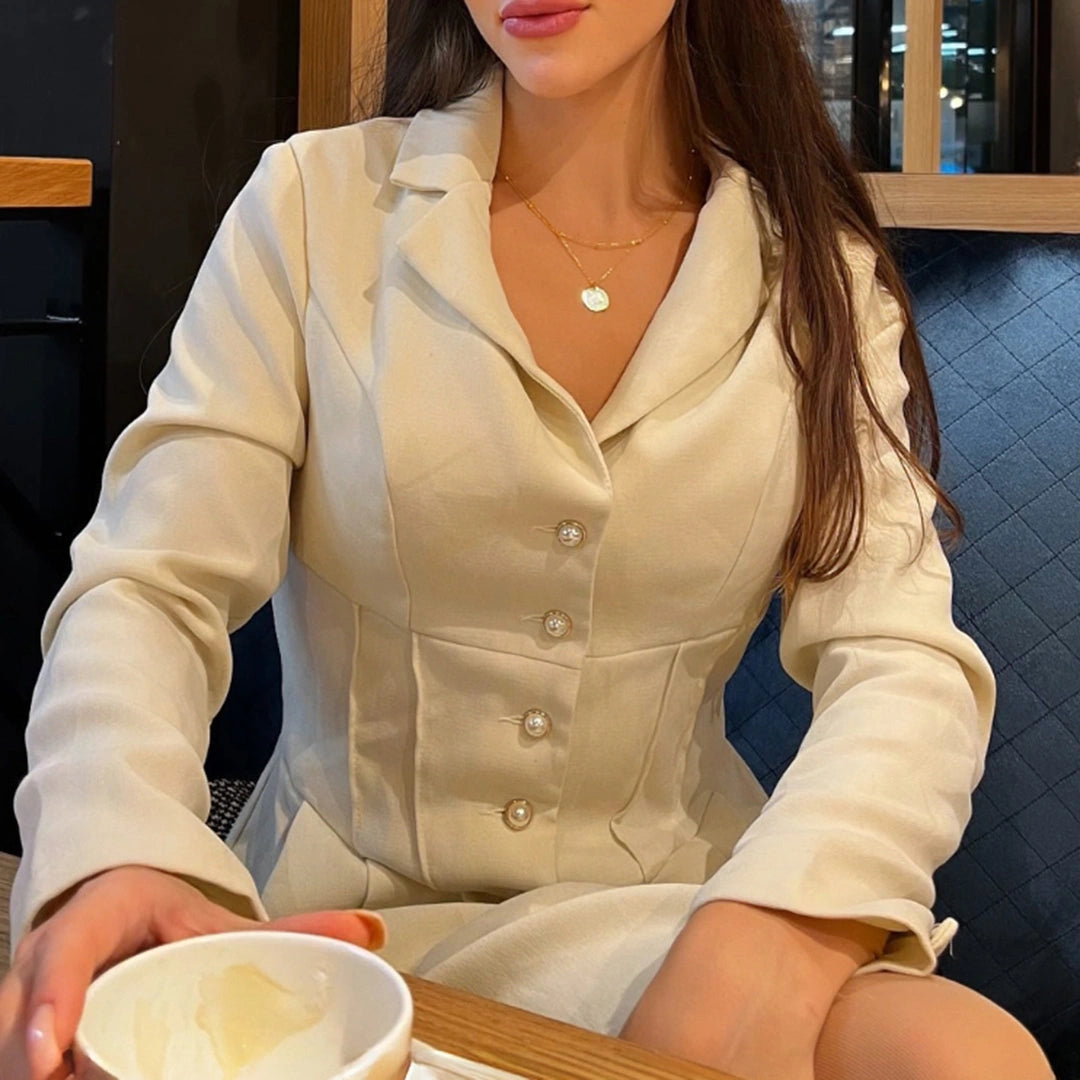 Model mit Layering Silberkette mit Münze und Kaffeetasse.