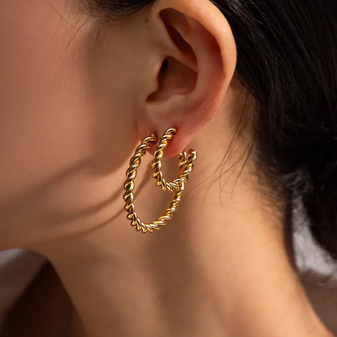 Model trägt hautfreundliche Chunky Gold Hoops in unterschiedlichen Grössen.