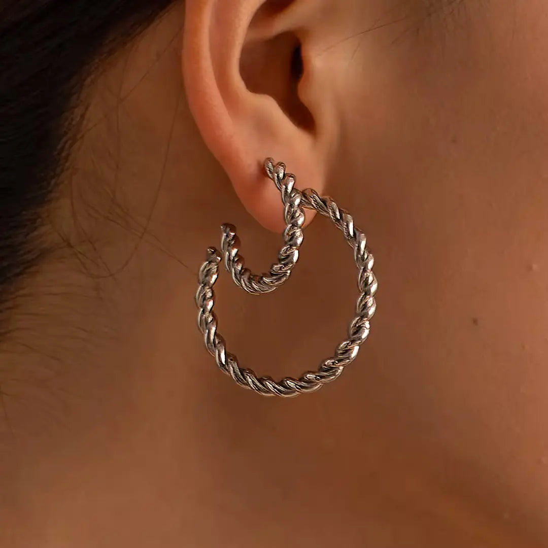 Model trägt hautfreundliche Chunky Silber Hoops in unterschiedlichen Grössen.