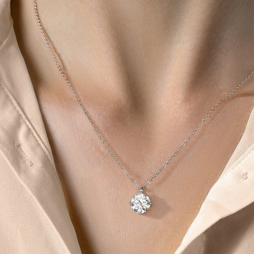 Ein Schmuck Model für Ketten trägt eine Damen Silberkette mit Moissanite Diamanten.