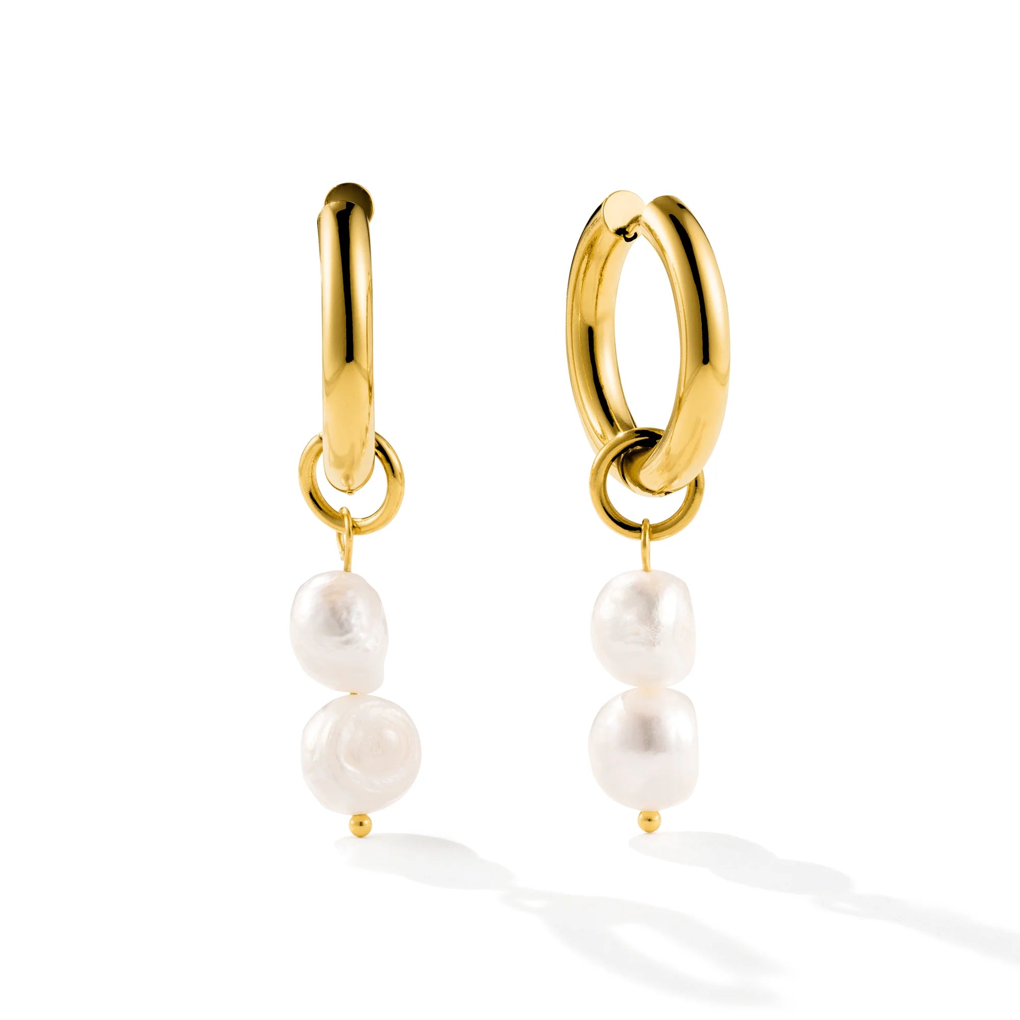 Wasserfeste Damen Perlen Ohrringe in Gold. Hyperallerger, nicht abfärbender Edelstahl und echte Frischwasserperlen.