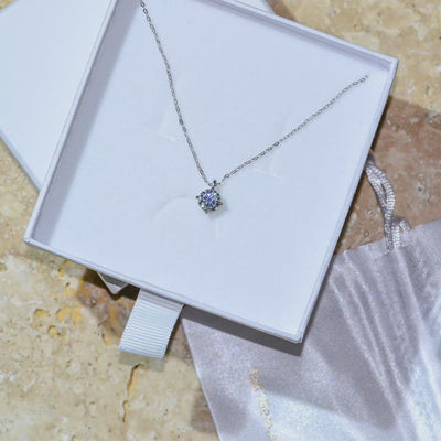 Ein Schmuck Video zur Damen Silberkette mit Moissanite Diamanten.