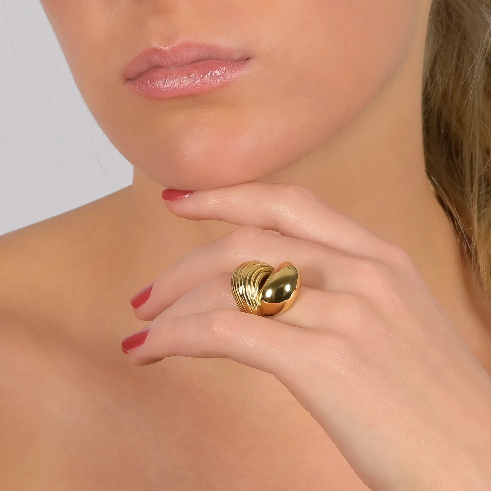 Goldener Ring Phaenna am Model getragen