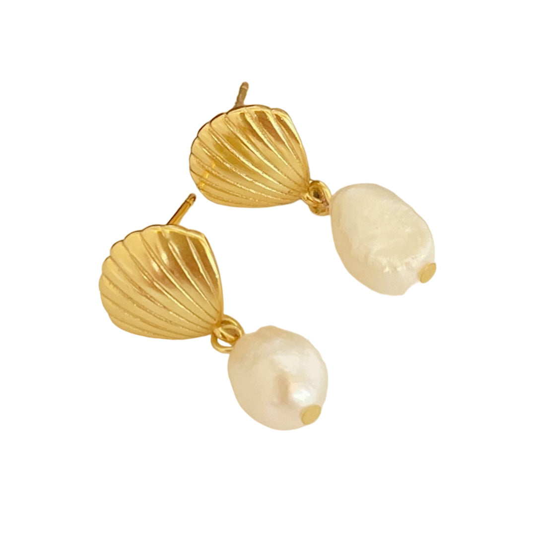 Silber Ohrringe in Muschelform in Gold mit Perle auf weißem Hintergrund des Onlineshops 1887Gem.com für wasserfesten Schmuck und Silberschmuck.