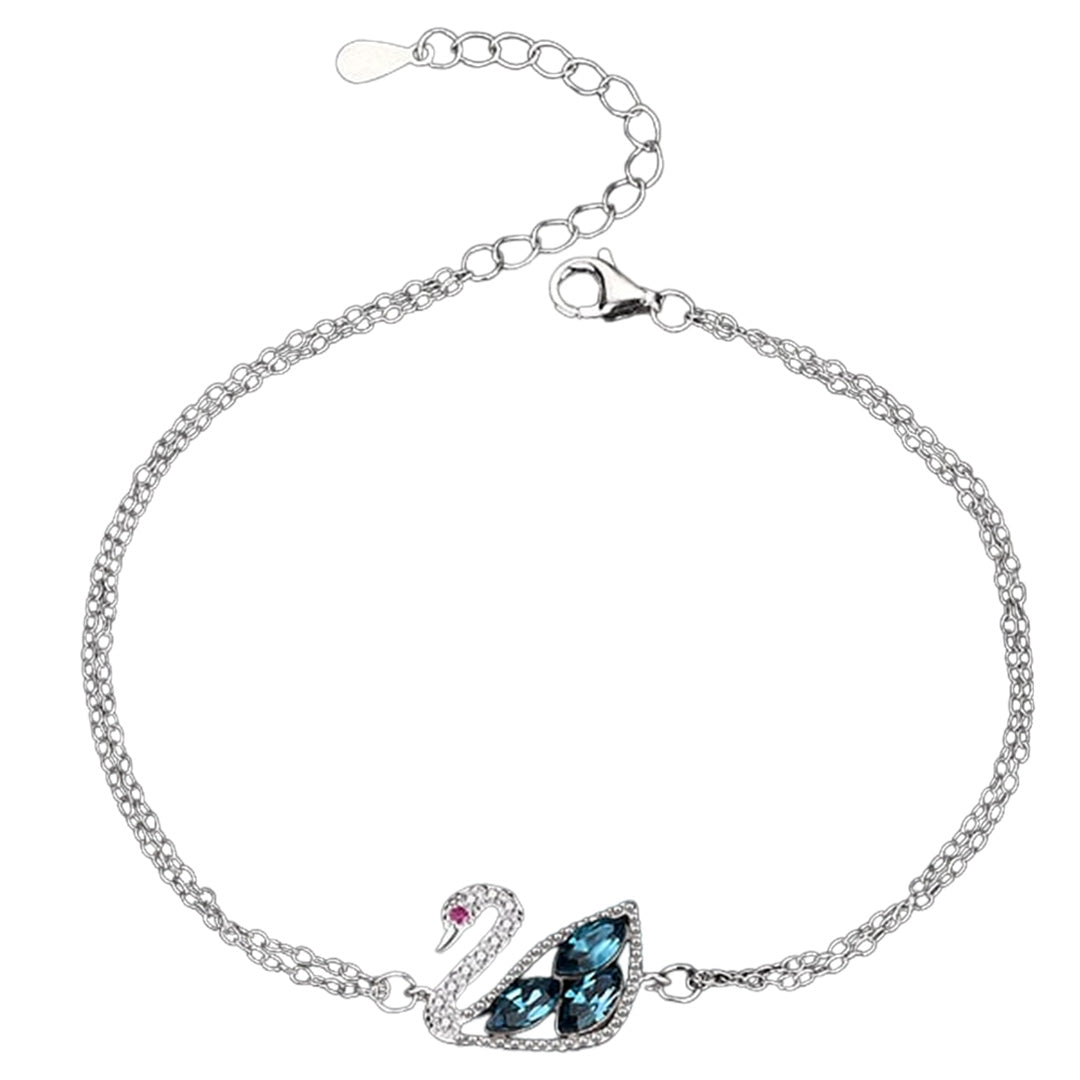 Swarovski Elements Armband als doppelreihige Silberkette mit einem Schwan Anhänger und blauen Kristallen.