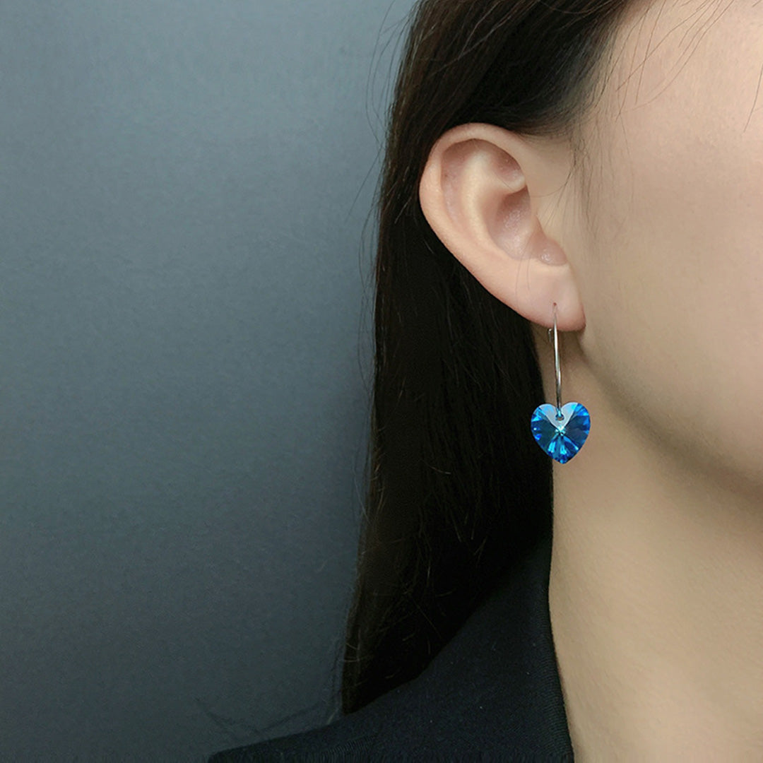 Swarovski Elements Ohrringe am Model mit Silber und blauem Herz Anhänger.