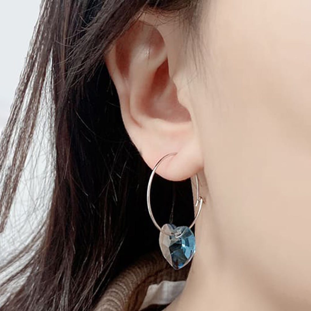 Swarovski Elements Ohrringe am Beauty Model von 1887Gem mit Silber und blauem Herz Anhänger. Jetzt online kaufen.